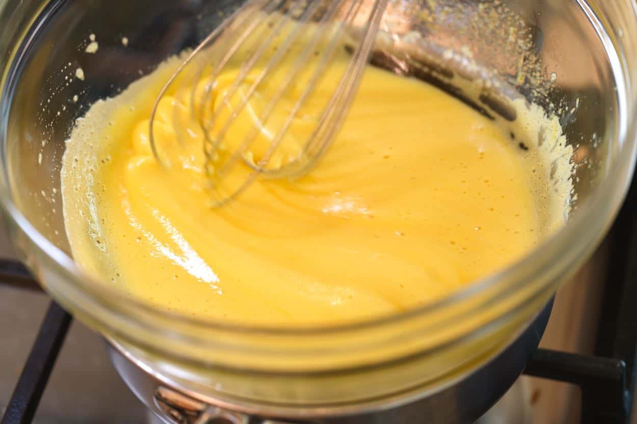 Zabaglione gaminamas naudojant dvigubą katilą