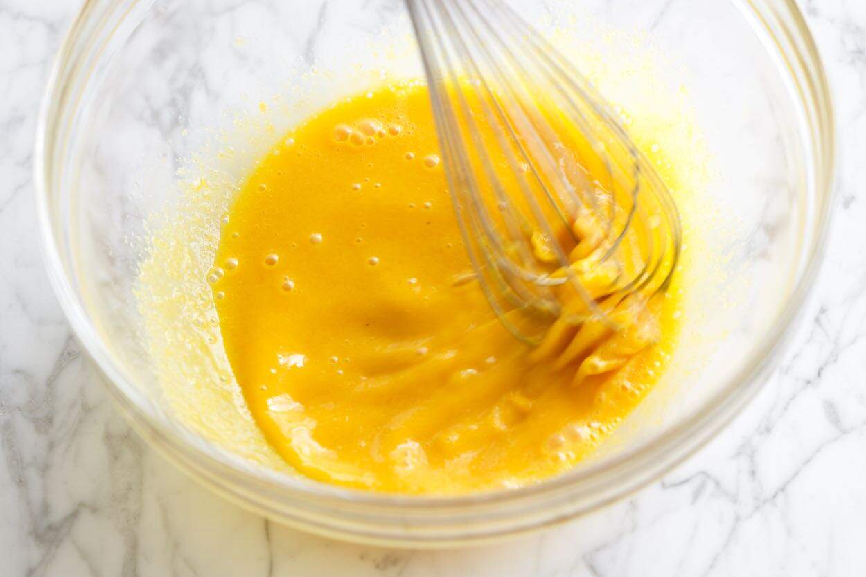 Kiaušinių tryniai, cukrus ir Marsala vynas plakami prieš verdant juos virš dvigubo katilo.