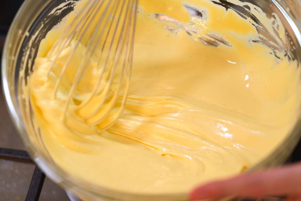 Zabaglione beveik paruoštas – atrodo tirštas, šviesiai geltonas ir putotas