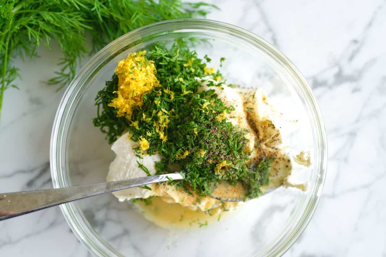 Ingredientai krapų padažui dubenyje, paruošti maišyti.