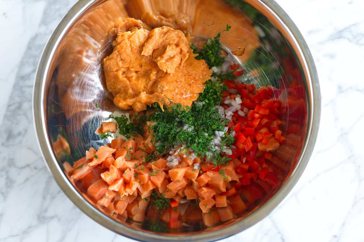 Dubuo su lašišos burgerių ingredientais, paruoštais maišyti