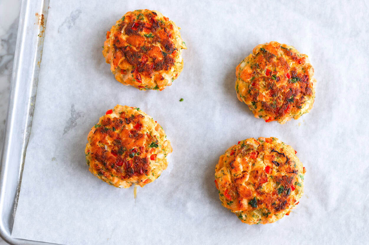 Paruošti, iškepti lašišos burgeriai, paruošti patiekti