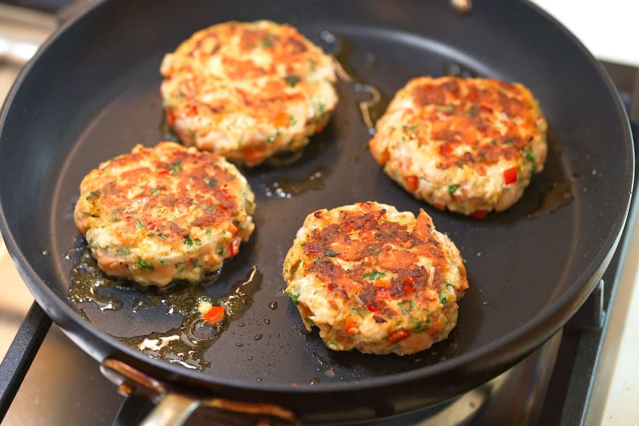 Burgerių kepimas keptuvėje prieš baigiant juos orkaitėje