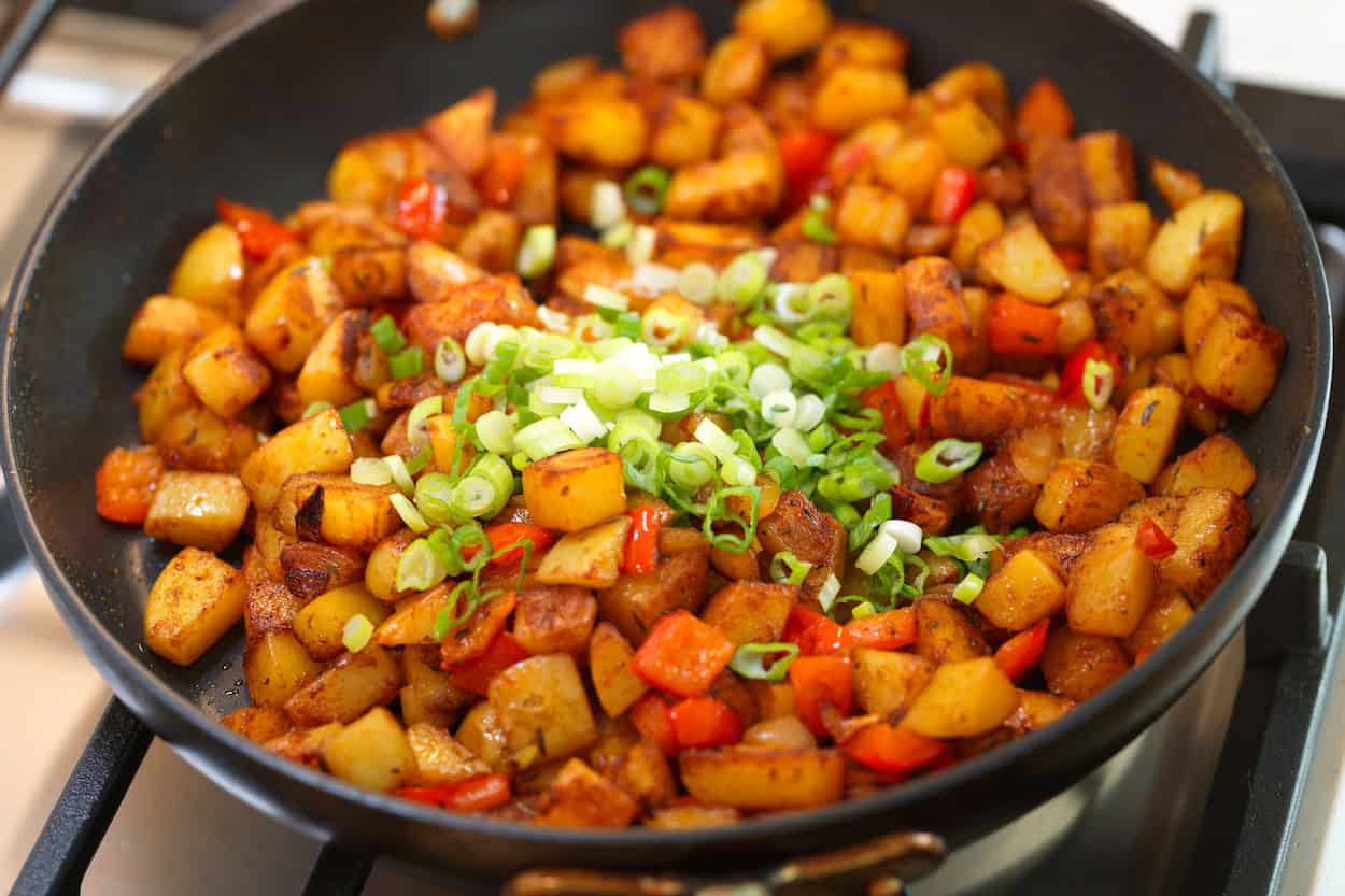 Bulvės pusryčiams beveik paruoštos. Žaliąjį svogūną dedame paskutinę minutę prieš patiekiant.