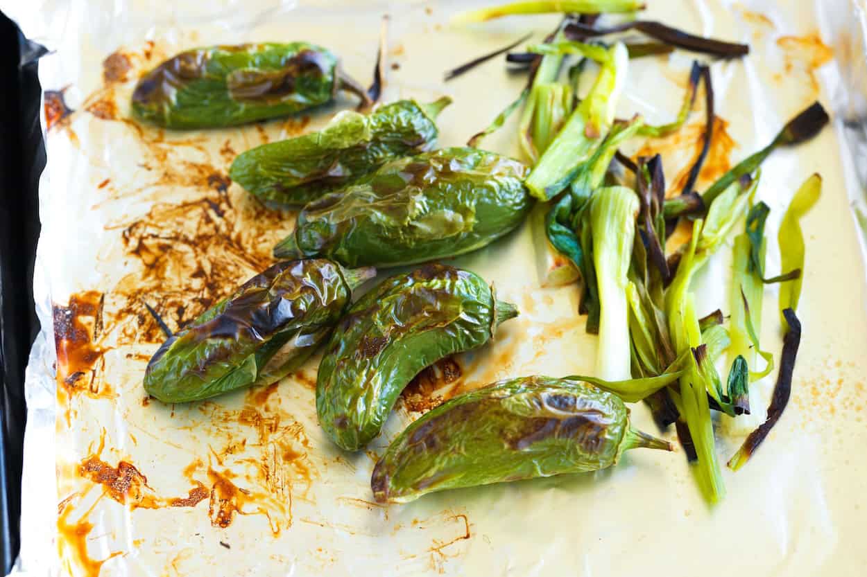 Orkaitėje kepti jalapeñai ir žalieji svogūnai ant kepimo skardos