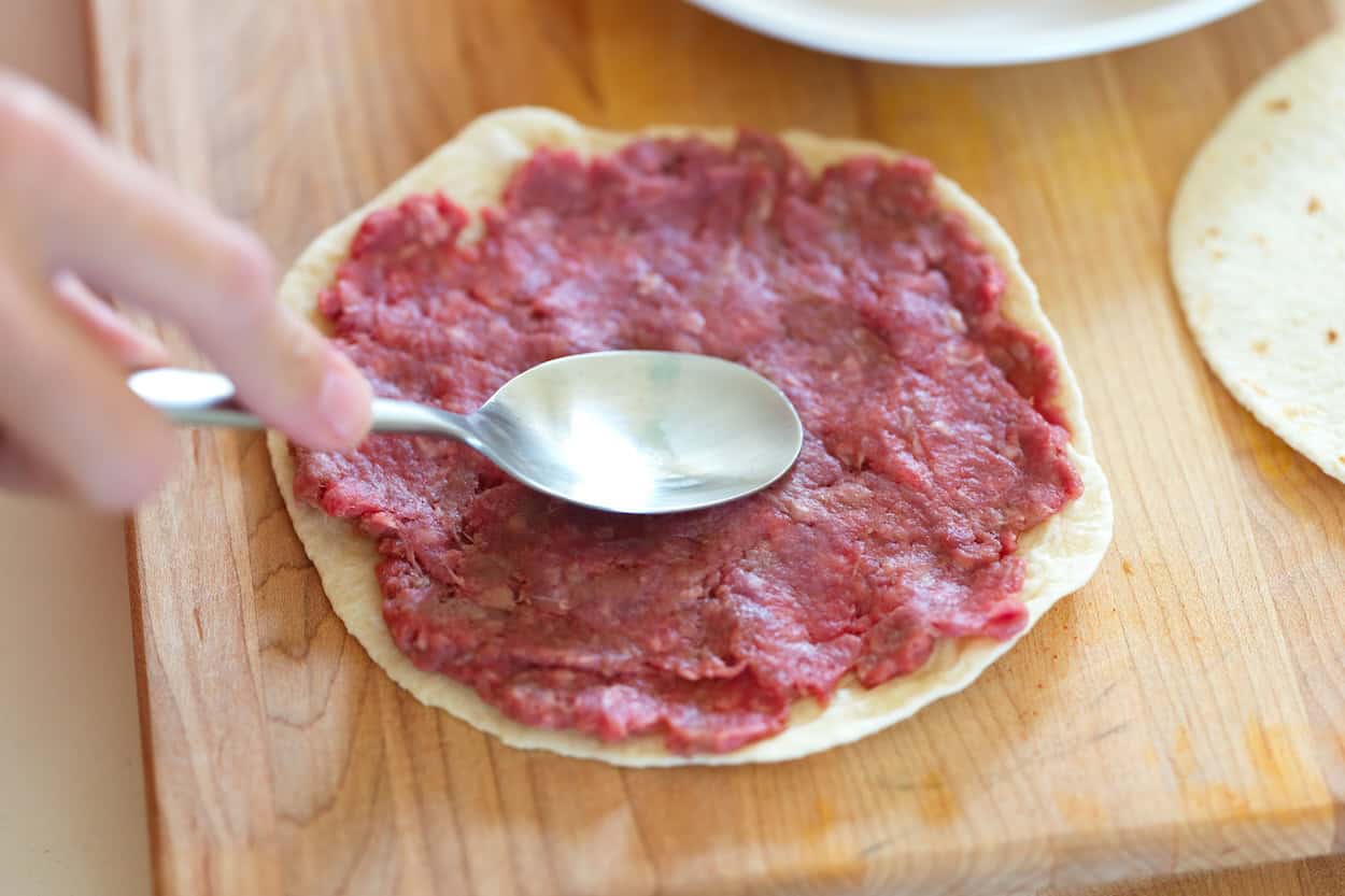 Tepamas maltas jautienos faršas ant kvietinės tortilijos „smash burger“ taco gaminimui