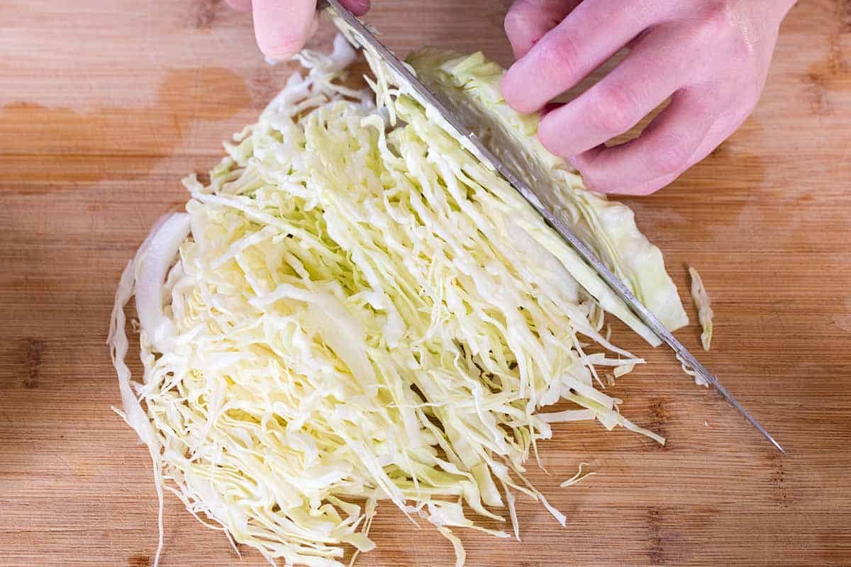 Kopūsto smulkinimas coleslaw salotoms