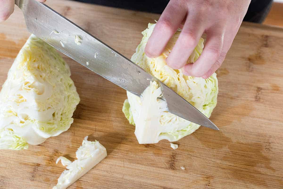 Kopūsto paruošimas coleslaw salotoms - šerdies pašalinimas.