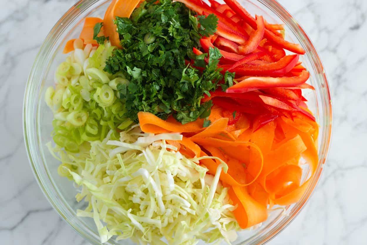 Azijietiškų salotų ingredientai