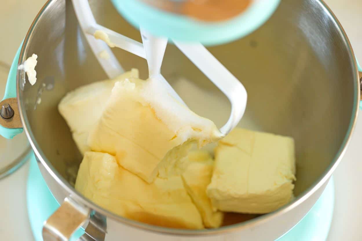minkštas grietinėlės sūris, cukrus, vanilė ir citrinos sultys stovinčiame maišytuve sūrio pyrago lazdelių įdarui