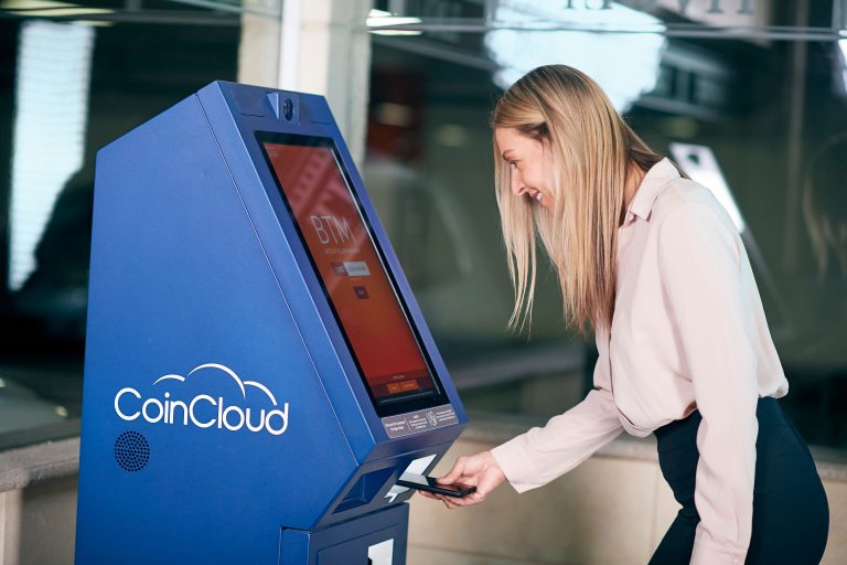 Besidominti moteris, naudojanti CoinCloud kriptovaliutų bankomatą patalpoje