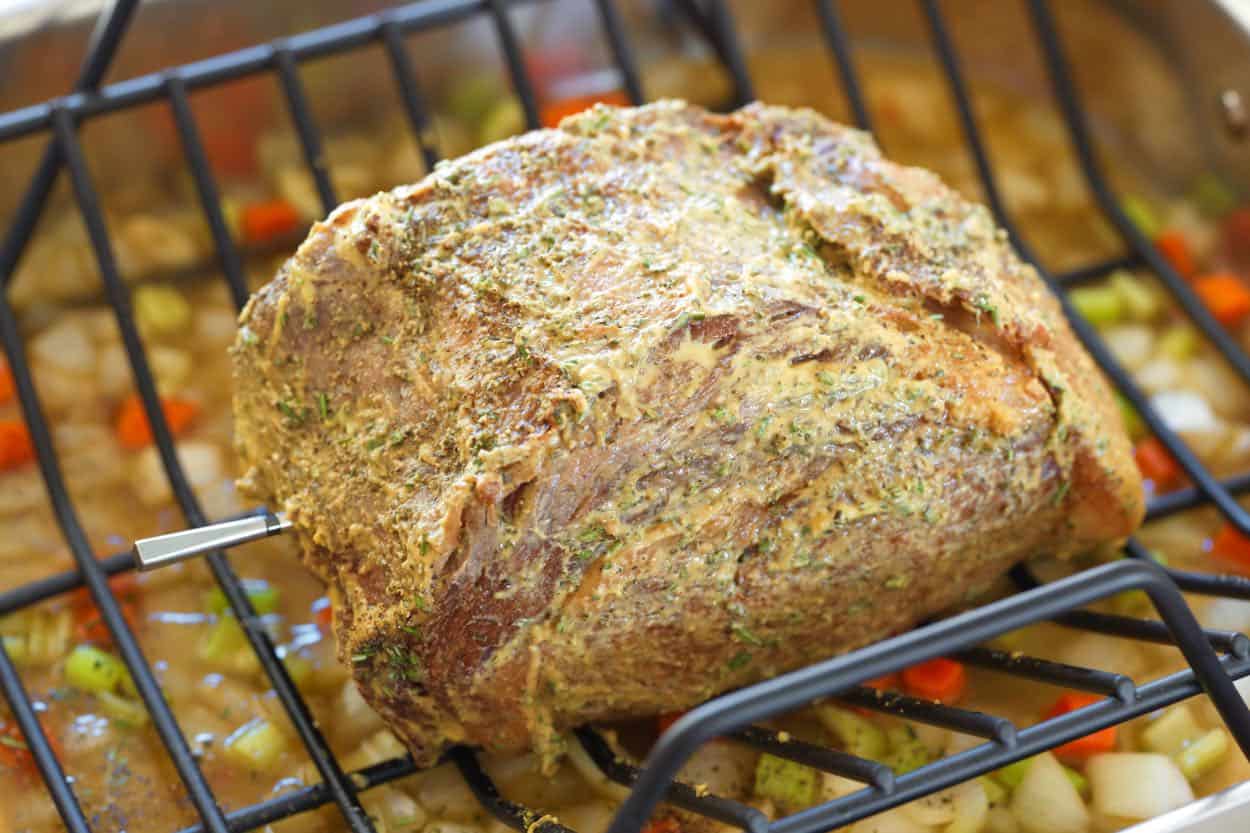 Riebioji nugarinė (ribeye) kepsnys su šone įkištu zondiniu termometru