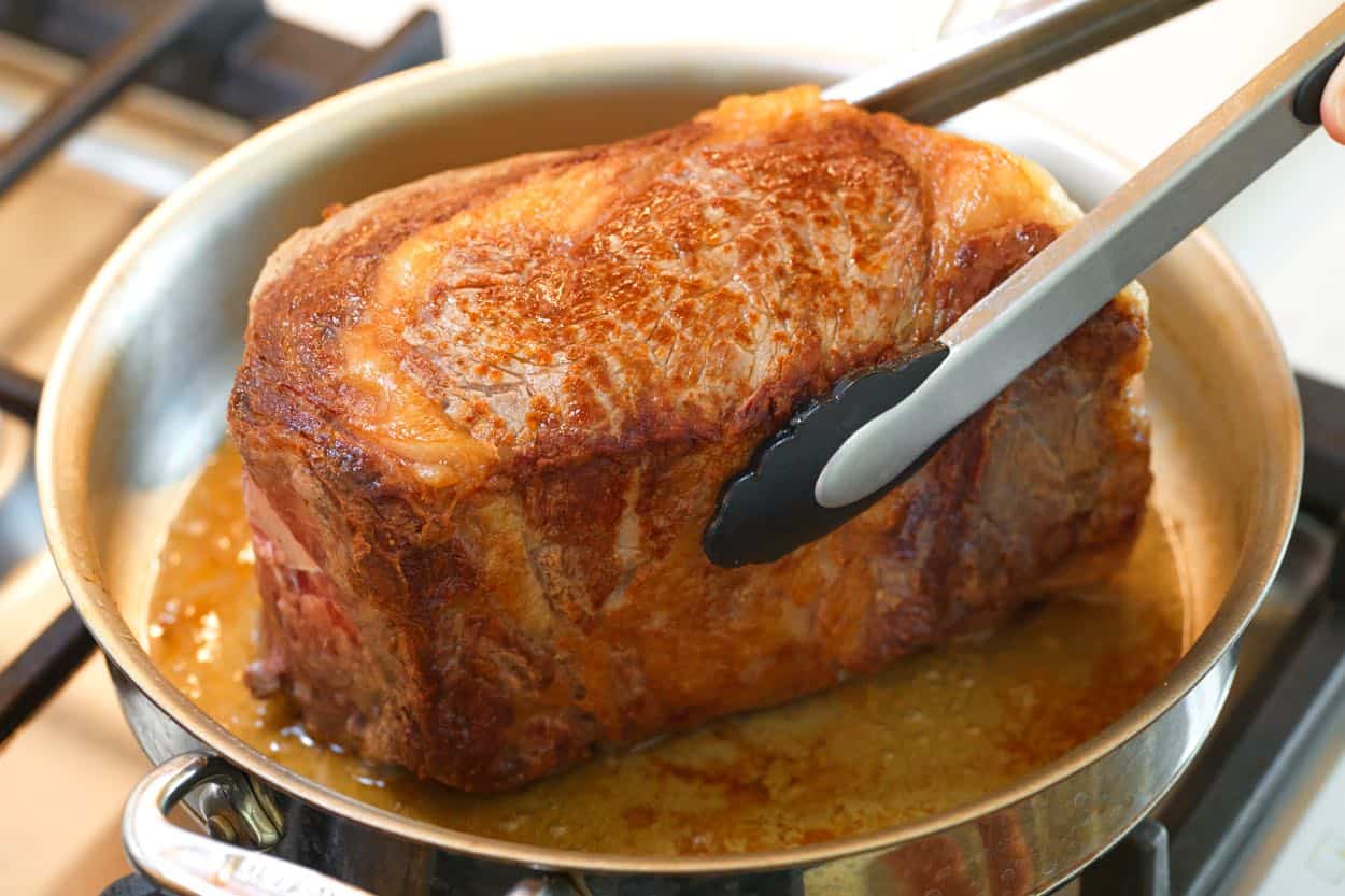 Riebioji nugarinė (ribeye) kepsnys apkepama visose pusėse keptuvėje
