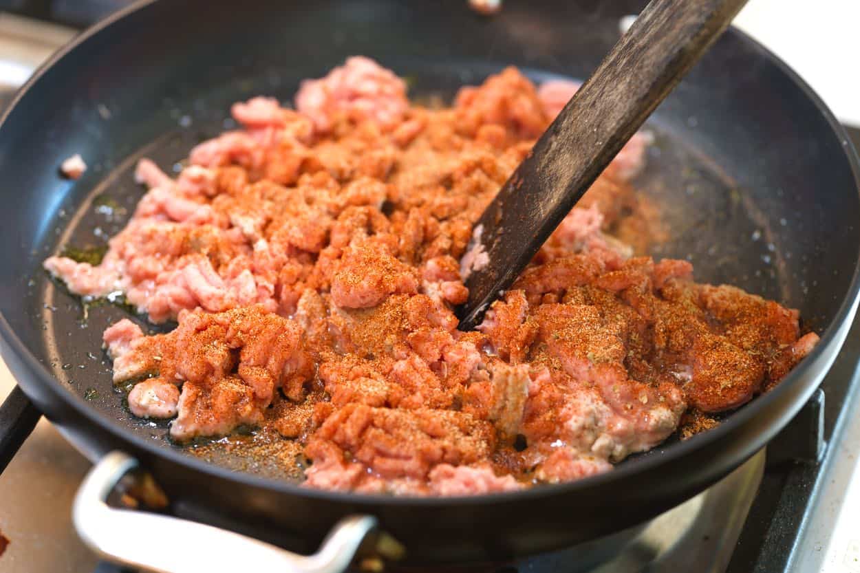 Mėsa keptuvėje su taco prieskoniais