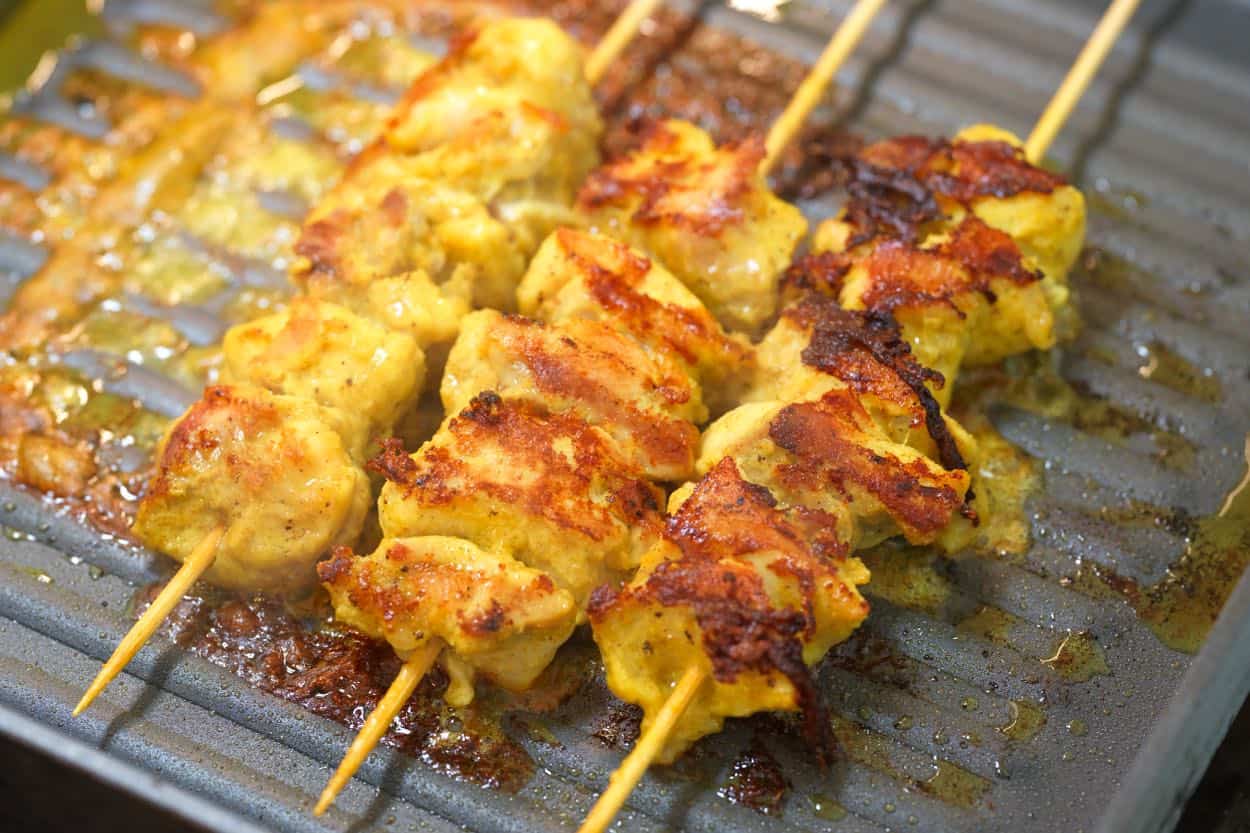 kepant vištienos satay keptuvėje su grotelėmis