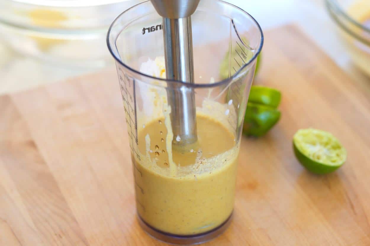 maišant vištienos satay marinate ingredientus panardinamuoju maišytuvu