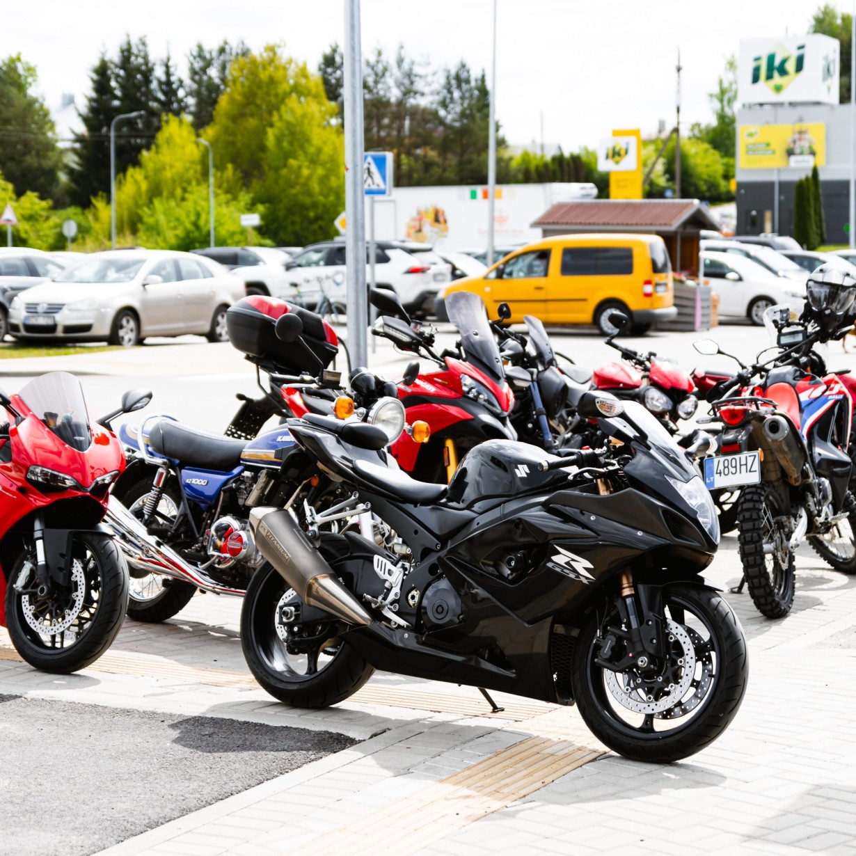 Policija apie važiavimą tarp juostų motociklu: jei tai daroma kultūringai – jokių problemų
