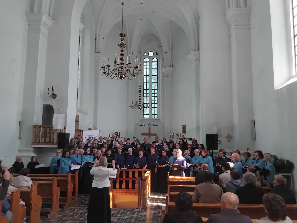 Šiaulių regiono chorinės muzikos festivalis „Iš dainos akių“ – Kelmėje nuaidėjo su džiaugsmu ir pagarba chorui „Cantio“
