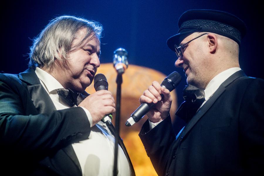 „Sarkazmo tyrimai #6“: Keistuoliai be kaukių – apie sarkazmą, gyvenimo teatrą ir juoko gravitaciją