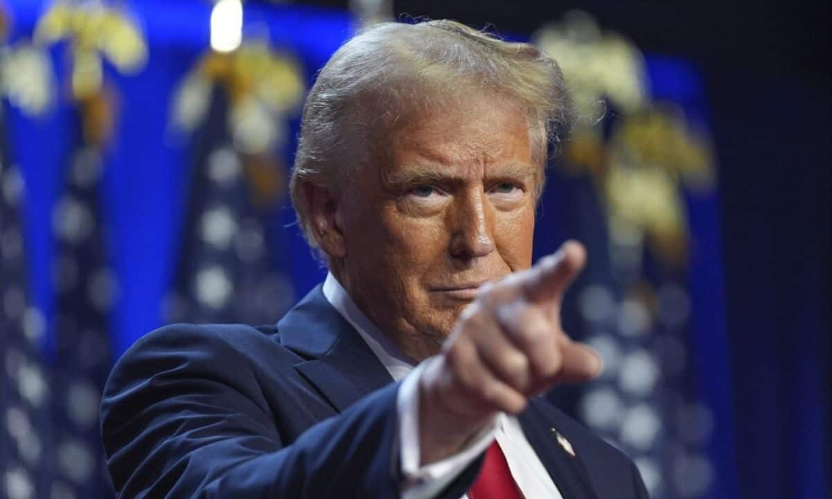 Trumpas pasirašo vykdomąjį įsakymą leisti „Bitcoin“ ir „Crypto“ 401 (k) S
