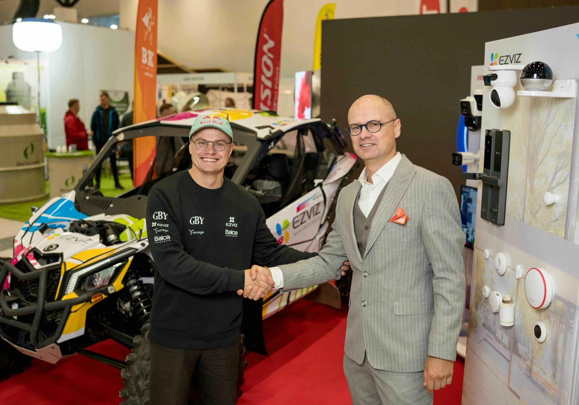 „BK Grupė” pratęsė bendradarbiavimą su Roku Baciuška – lenktynininkas antrus metus iš eilės tampa EZVIZ prekės ženklo ambasadoriumi Lietuvoje