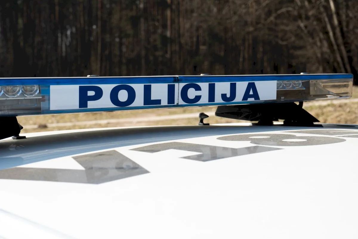 Ramybės keliuose ir širdyse: policija kviečia Vėlines pasitikti atsakingai