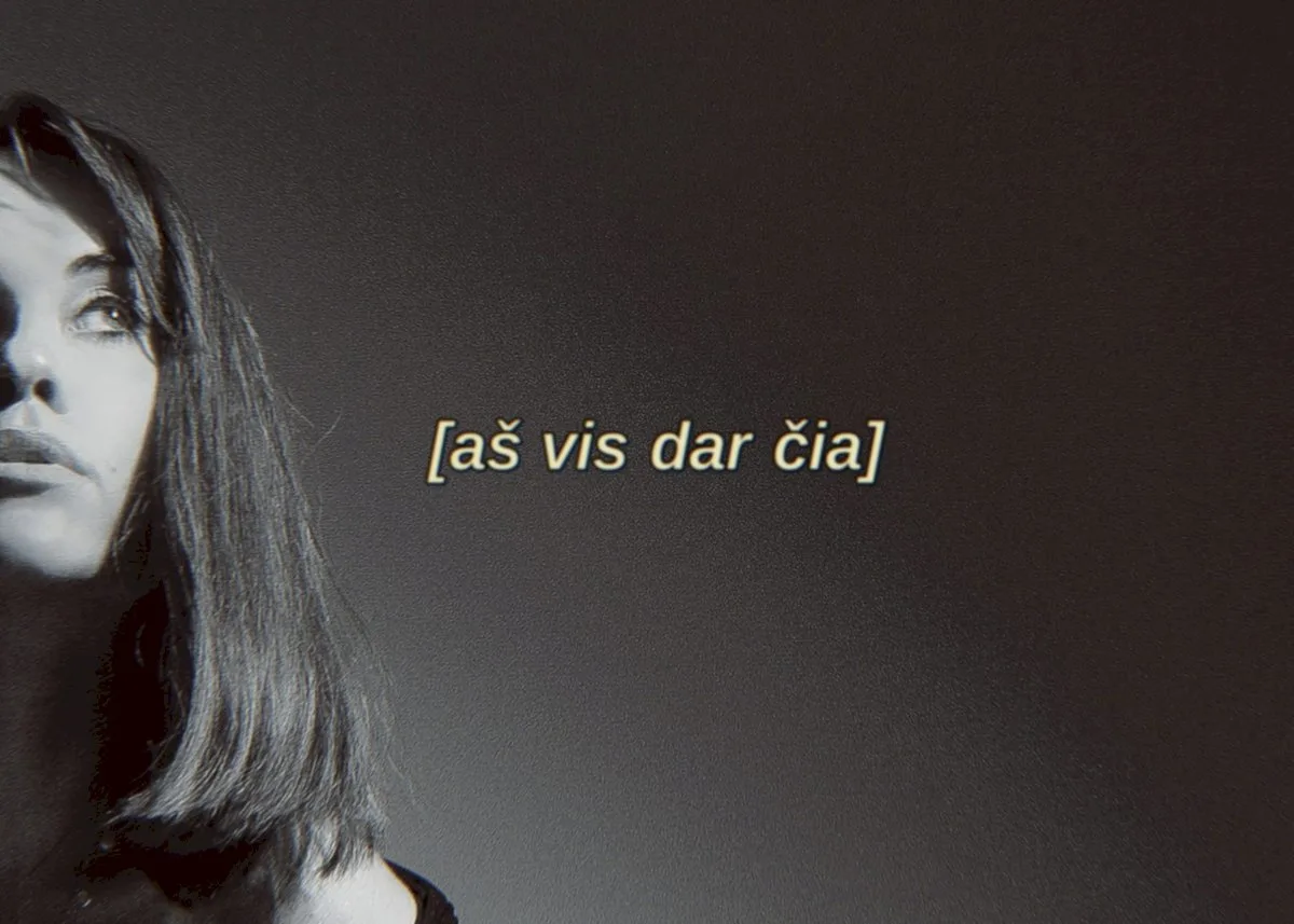 Justė Kraujelytė pristato naują kūrinį „aš vis dar čia“: kūrinys įkvėptas protestų rudens