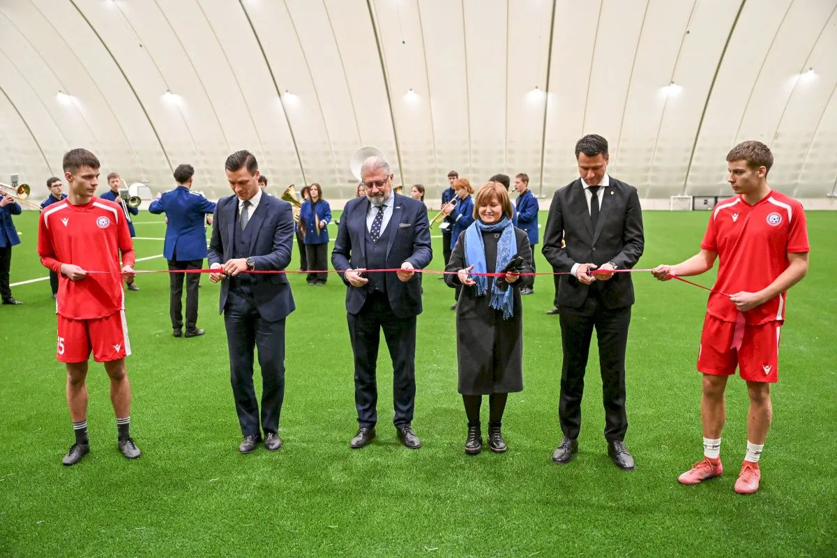 Panevėžyje atidarytas pirmasis regione pripučiamas futbolo maniežas