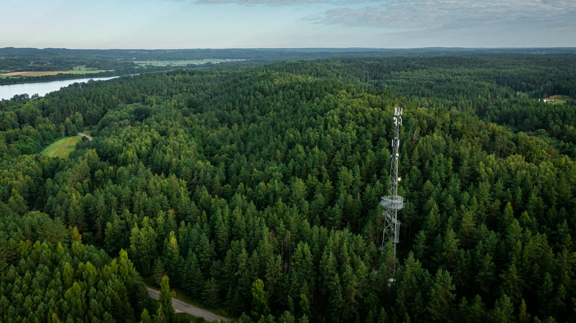 „Stonepeak“ perka „Bitė Group“ valdomą ryšio bokštų bendrovę „TeleTower“ | BNS Spaudos centras