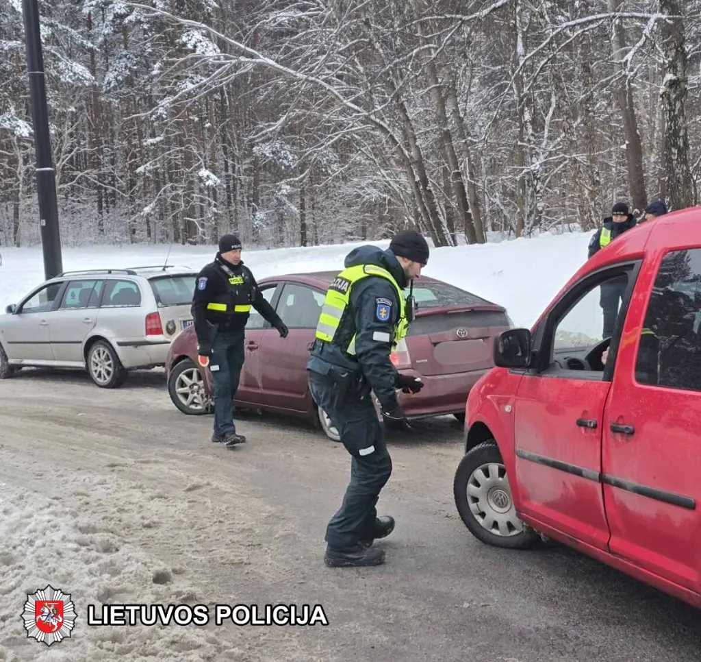 Vilniaus policija tikrino automobilių padangų būklę