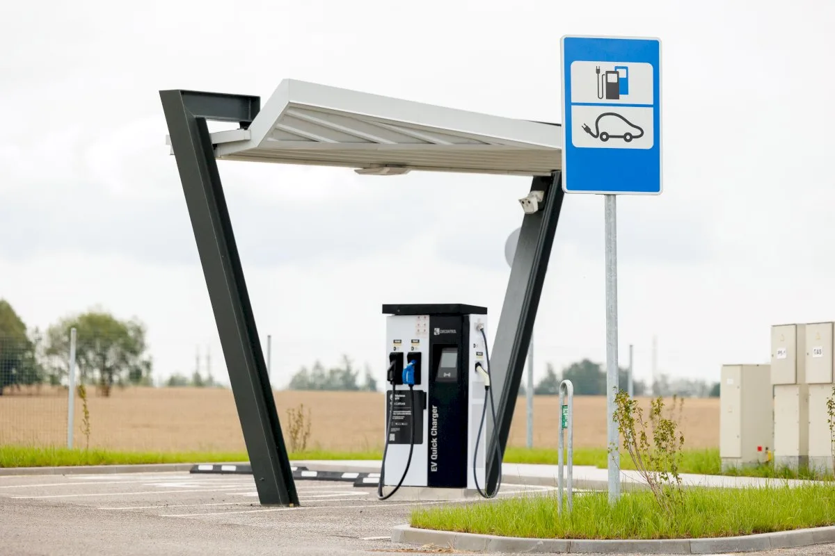 Palankesnės sąlygos elektromobilių įkrovimo infrastruktūros plėtrai visoje Lietuvoje