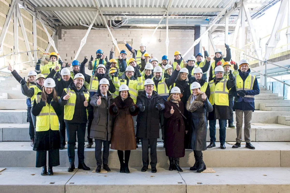 Palangoje iškeltas vainikas ant Regioninės filmotekos „Naglis“ pastato