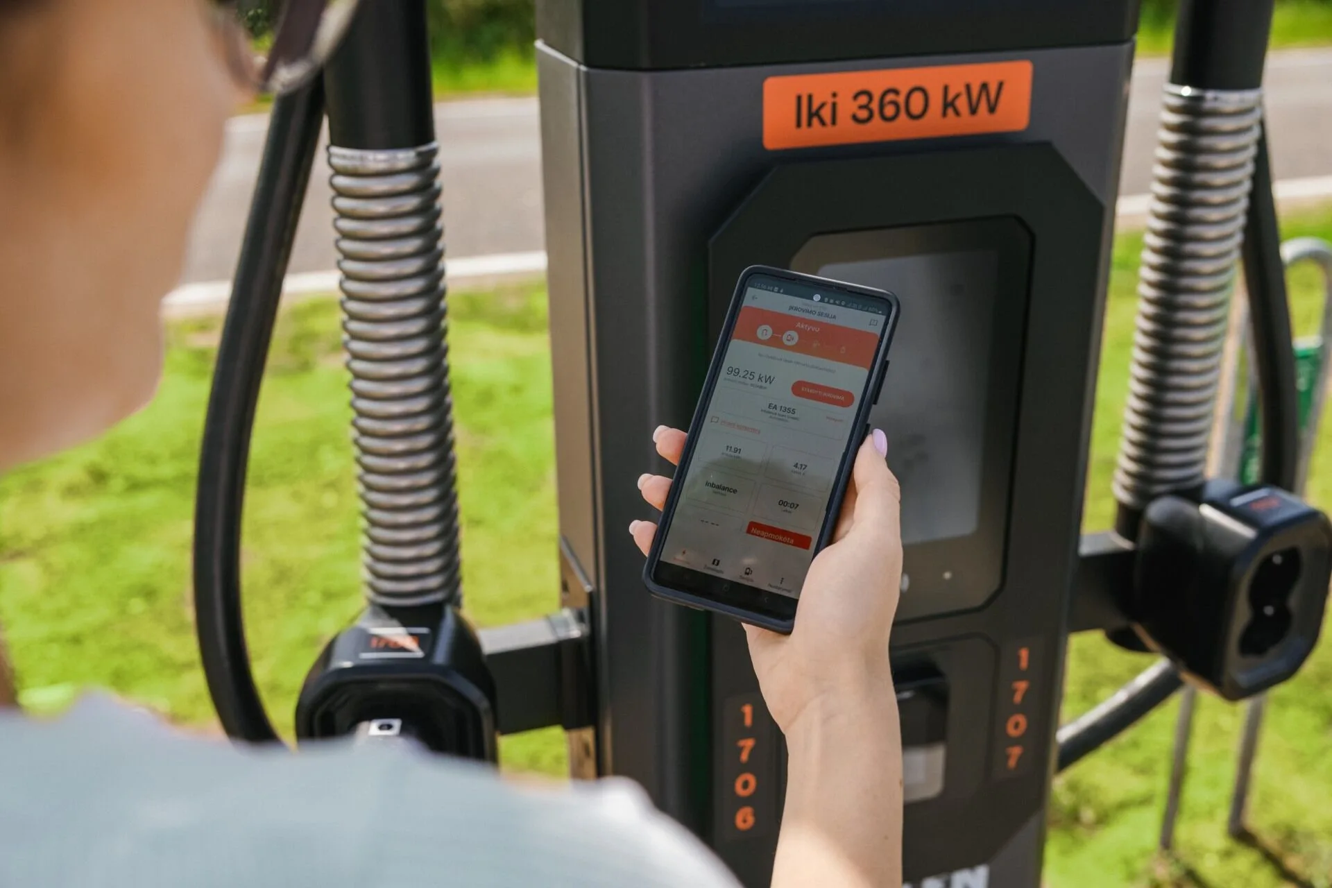 „Inbalance grid“ dvigubai padidino elektromobilių įkrovimo tinklą ir įkrovė energijos 18 mln. kilometrų kelionėms