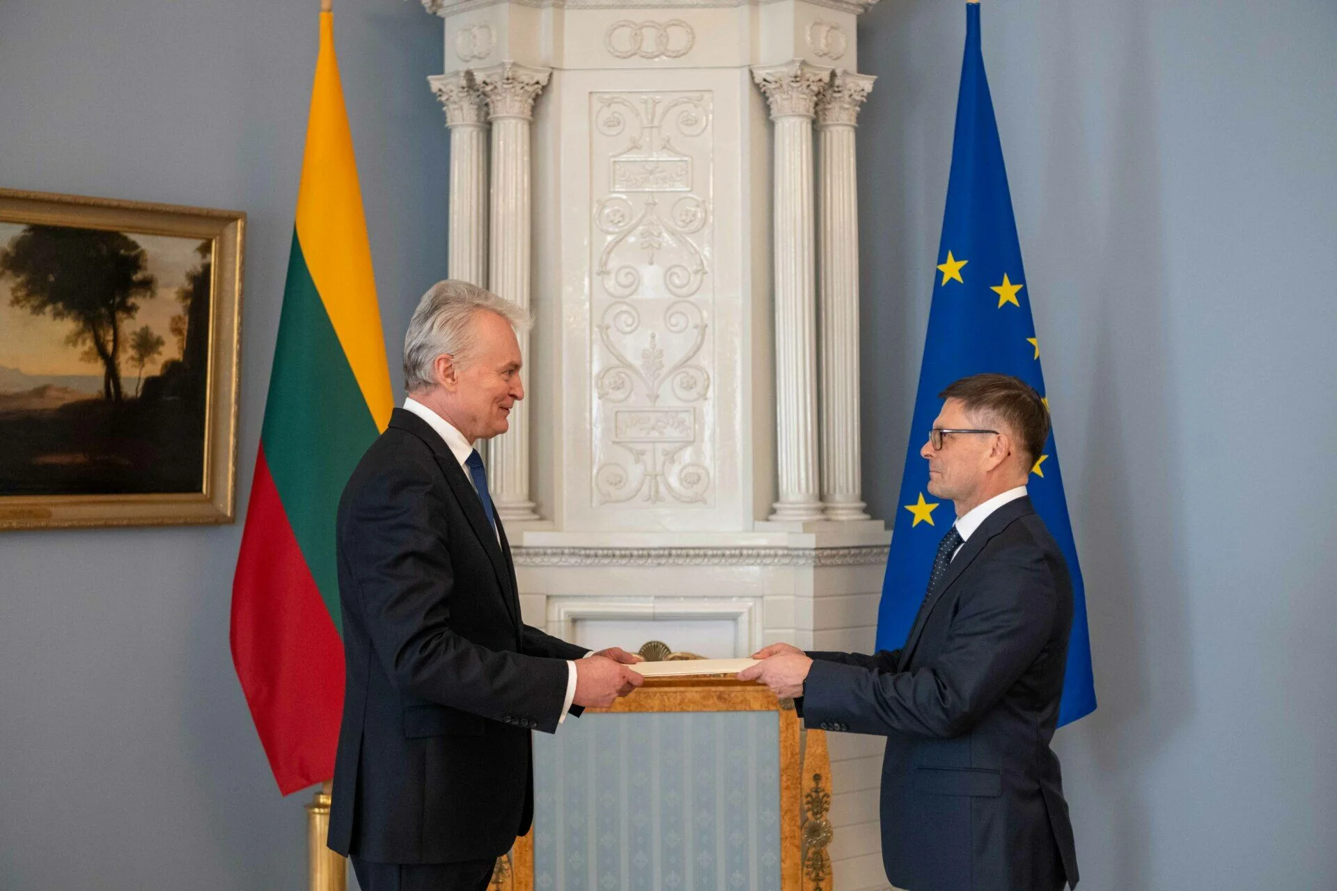 Prezidentas Gitanas Nausėda įteikė skiriamuosius raštus ambasadoriui Neilui Tankevičiui