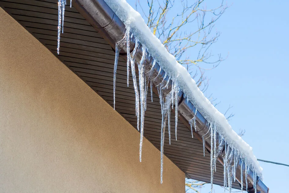 Žiemos iššūkiai būstui: draudikai fiksuoja daugiau žalų dėl šalčio ir sniego