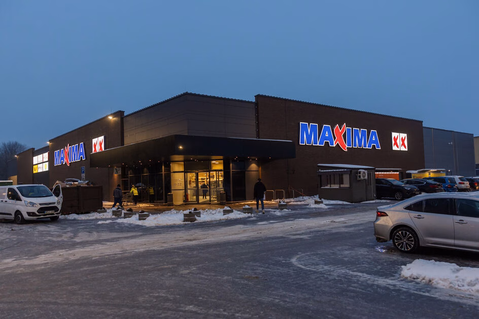 Atnaujinta „Maxima“ Naujoje Vilnioje džiugina pirkėjus šviežiai rūkyta žuvimi ir modernia aplinka