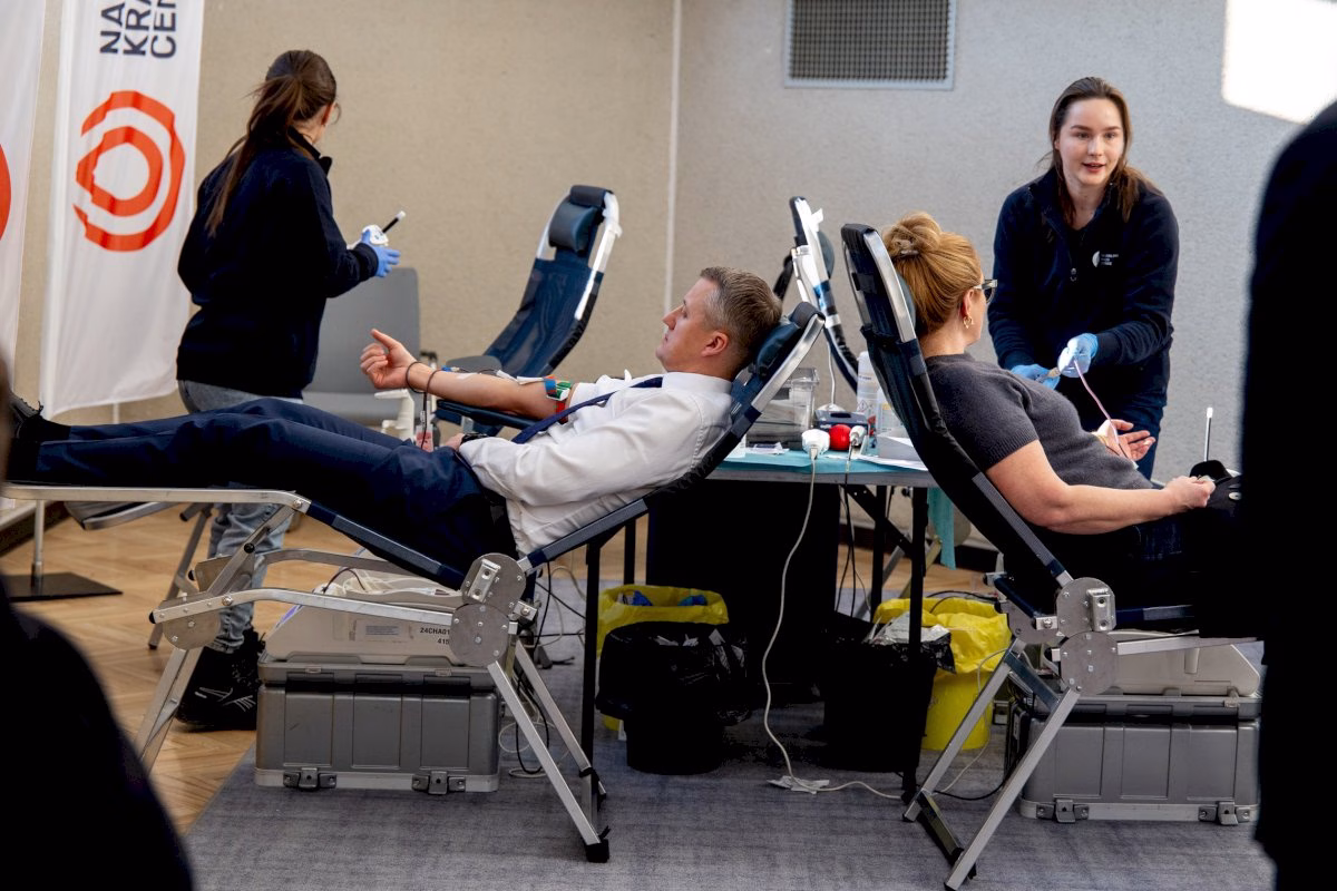 Vyriausybėje surengta neatlygintinos kraujo donorystės akcija ir pristatyta atnaujinta programėlė „Mano kraujas“