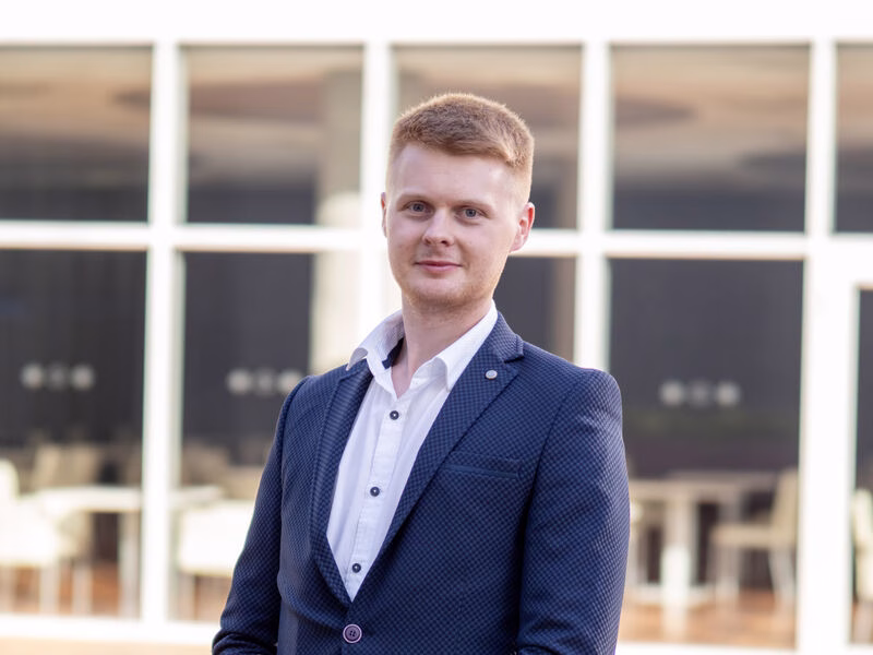 Internetas lėktuve: patogumas ar rizika? Eksperto patarimai, kaip apsisaugoti