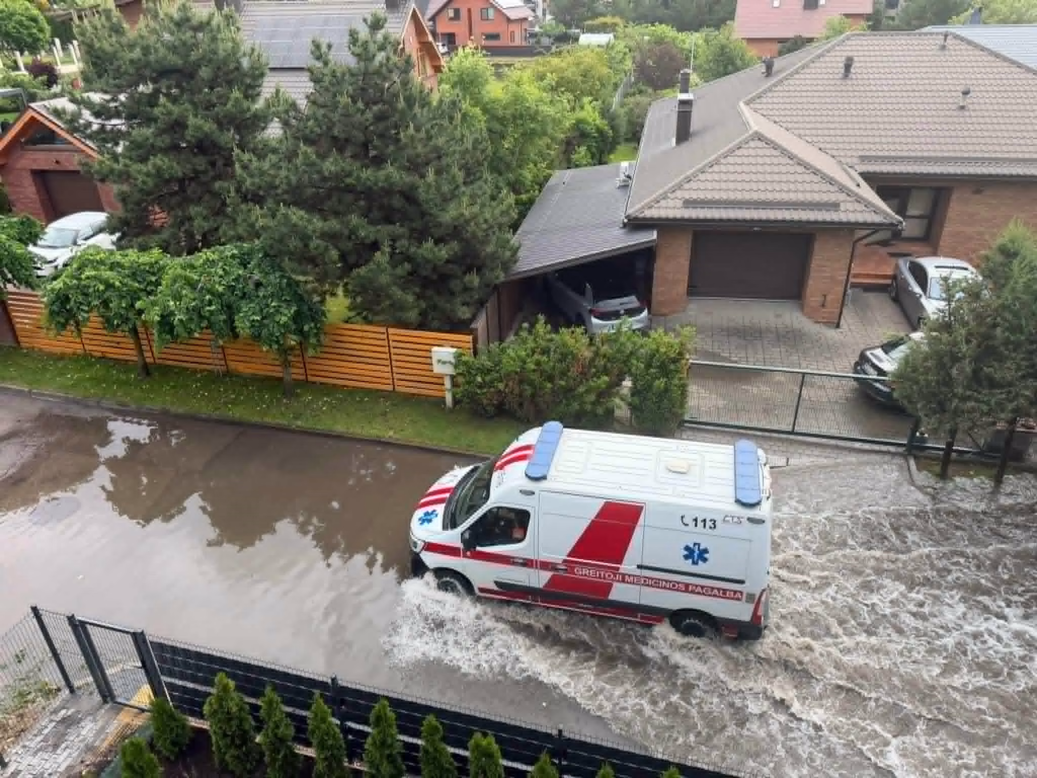 Kaniūkų rajone Antagynės gatvė po lietaus