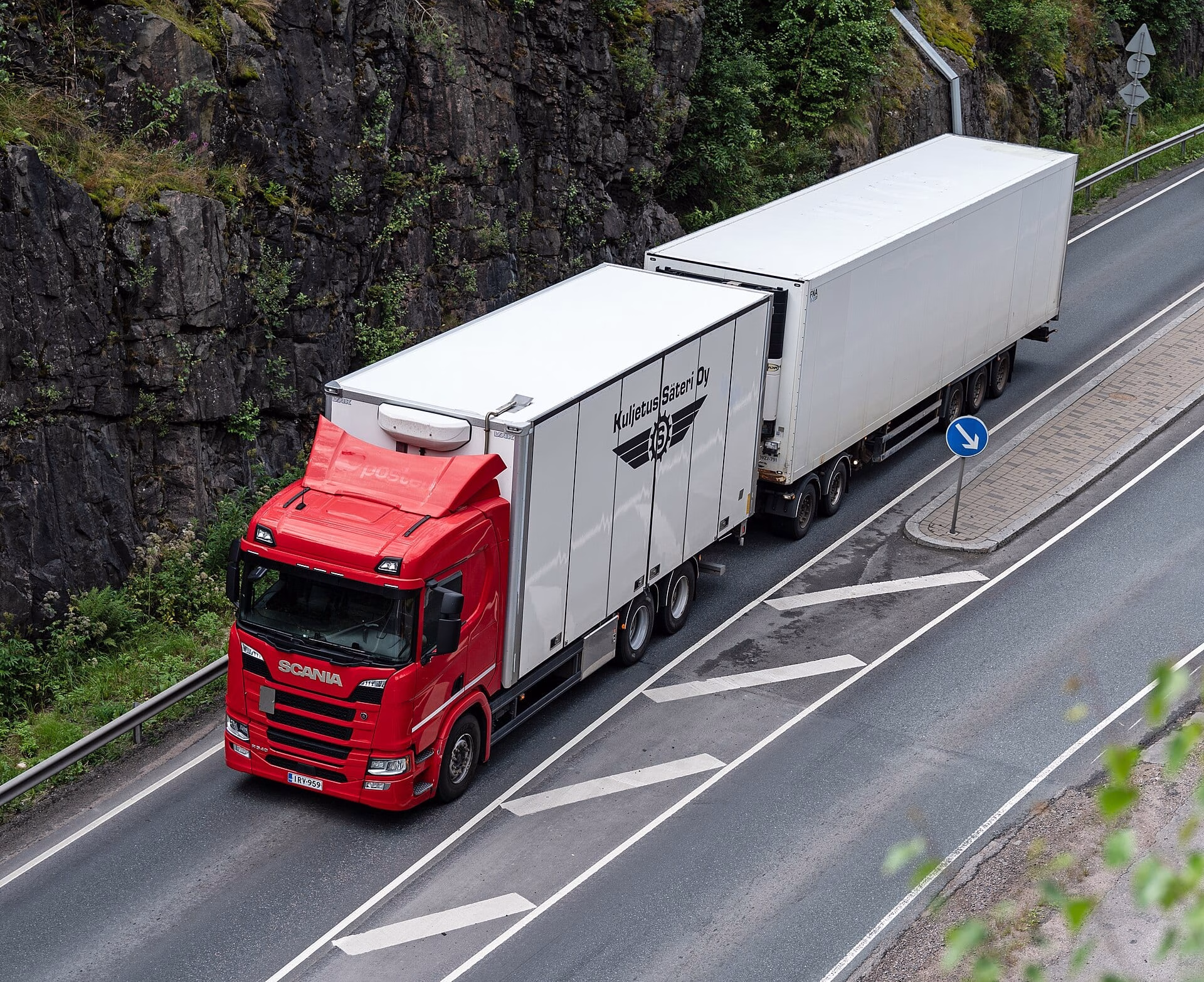 Red and white Scania truck with Kuljetus Säteri branding