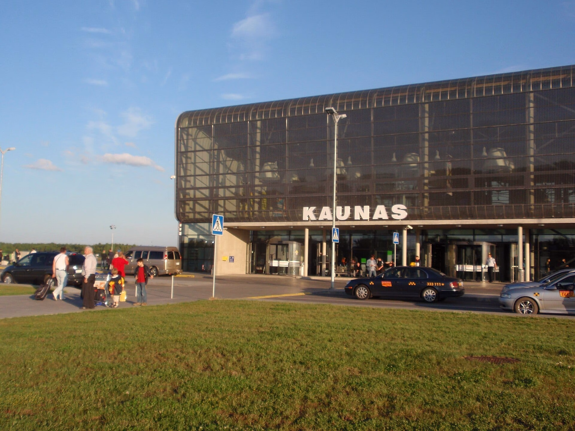 Kaŭna Flughaveno (Kauno oro uostas) ekstere