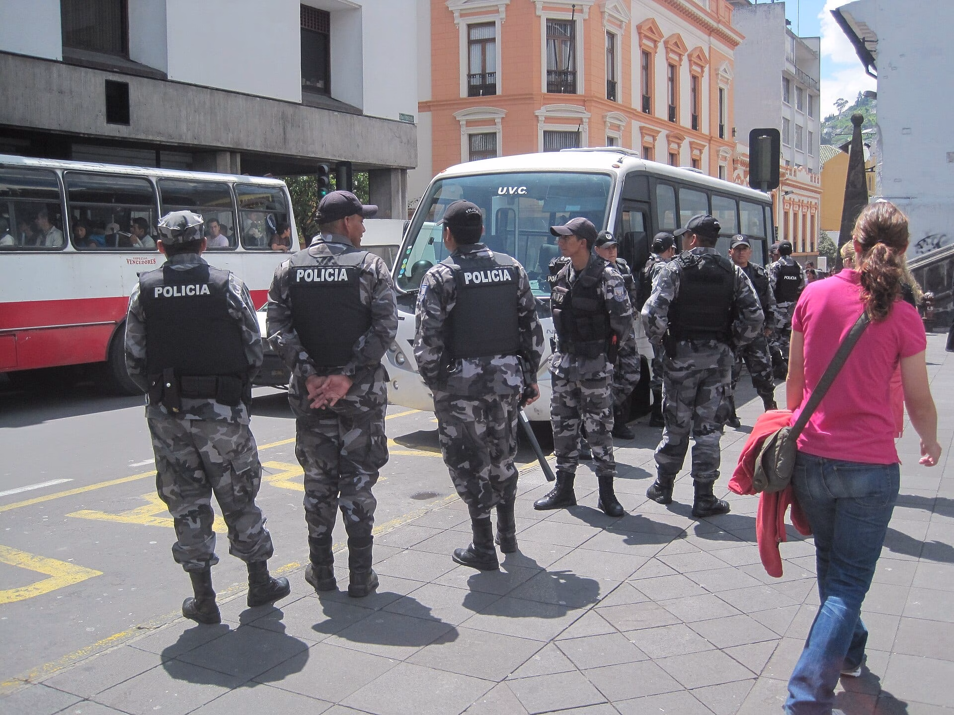 File:Policías Ecuador.jpg