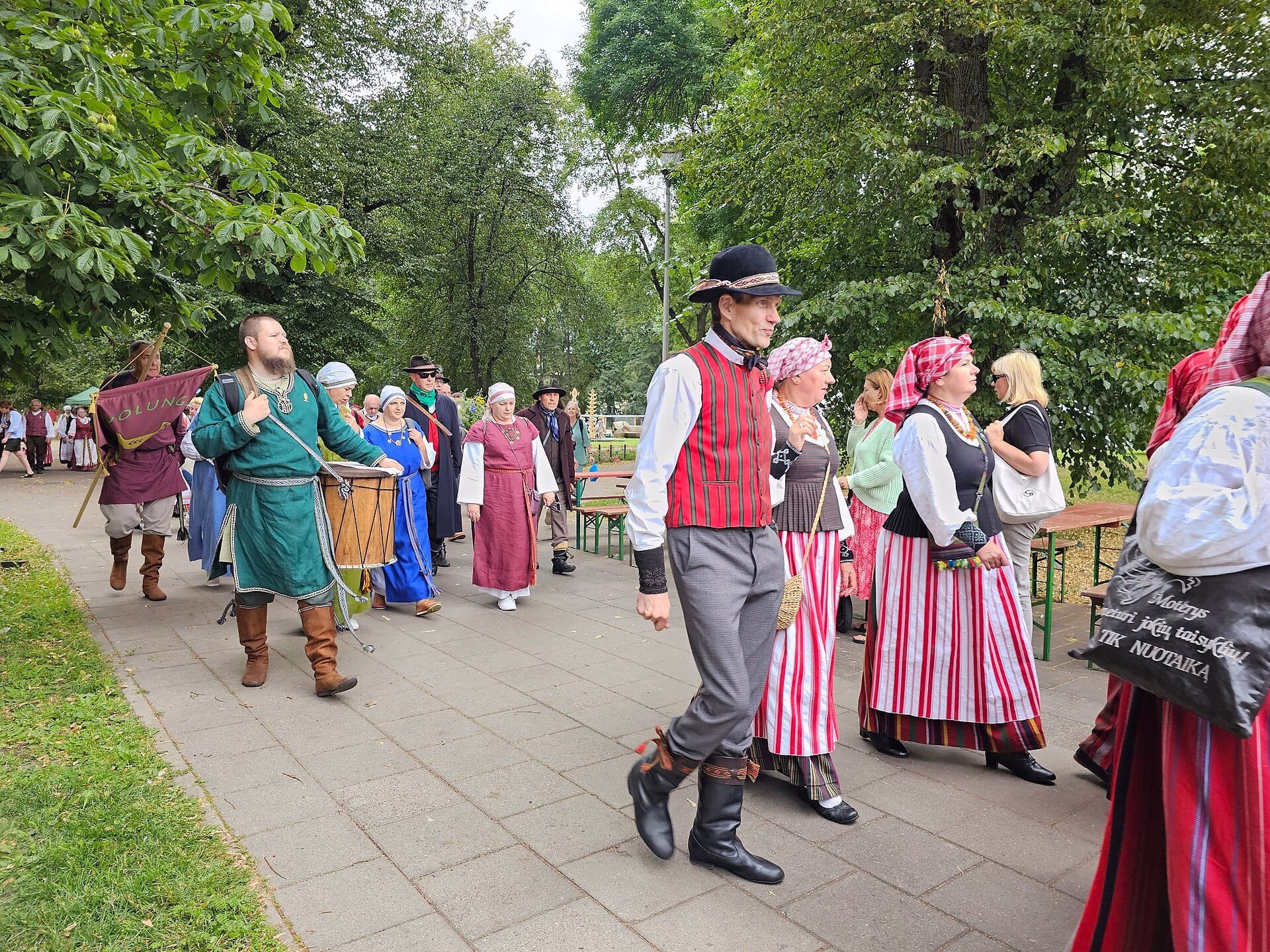 Folk singers in national clothing 2024-07-02 (4)