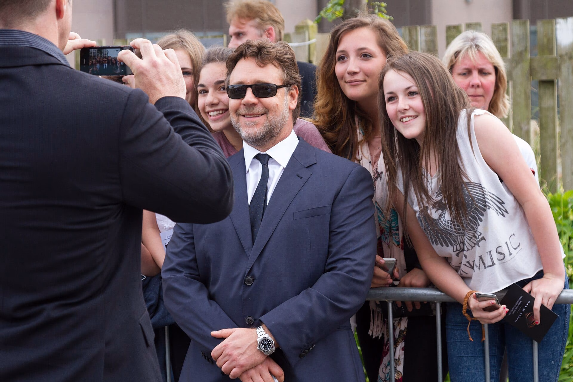 Russell Crowe posing with fans