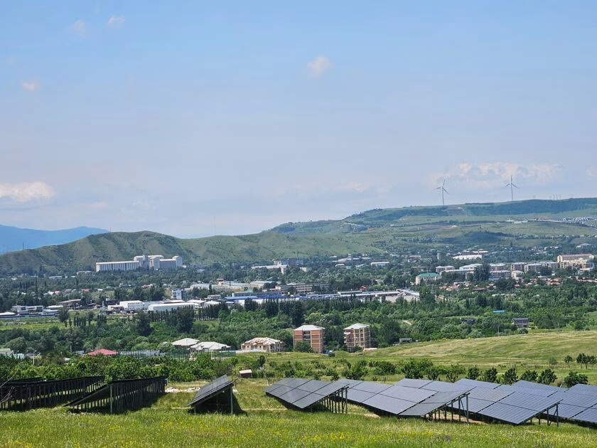 Sakartvele švenčia naują saulės elektrinę, teikiančią vilties perkeltosioms šeimoms