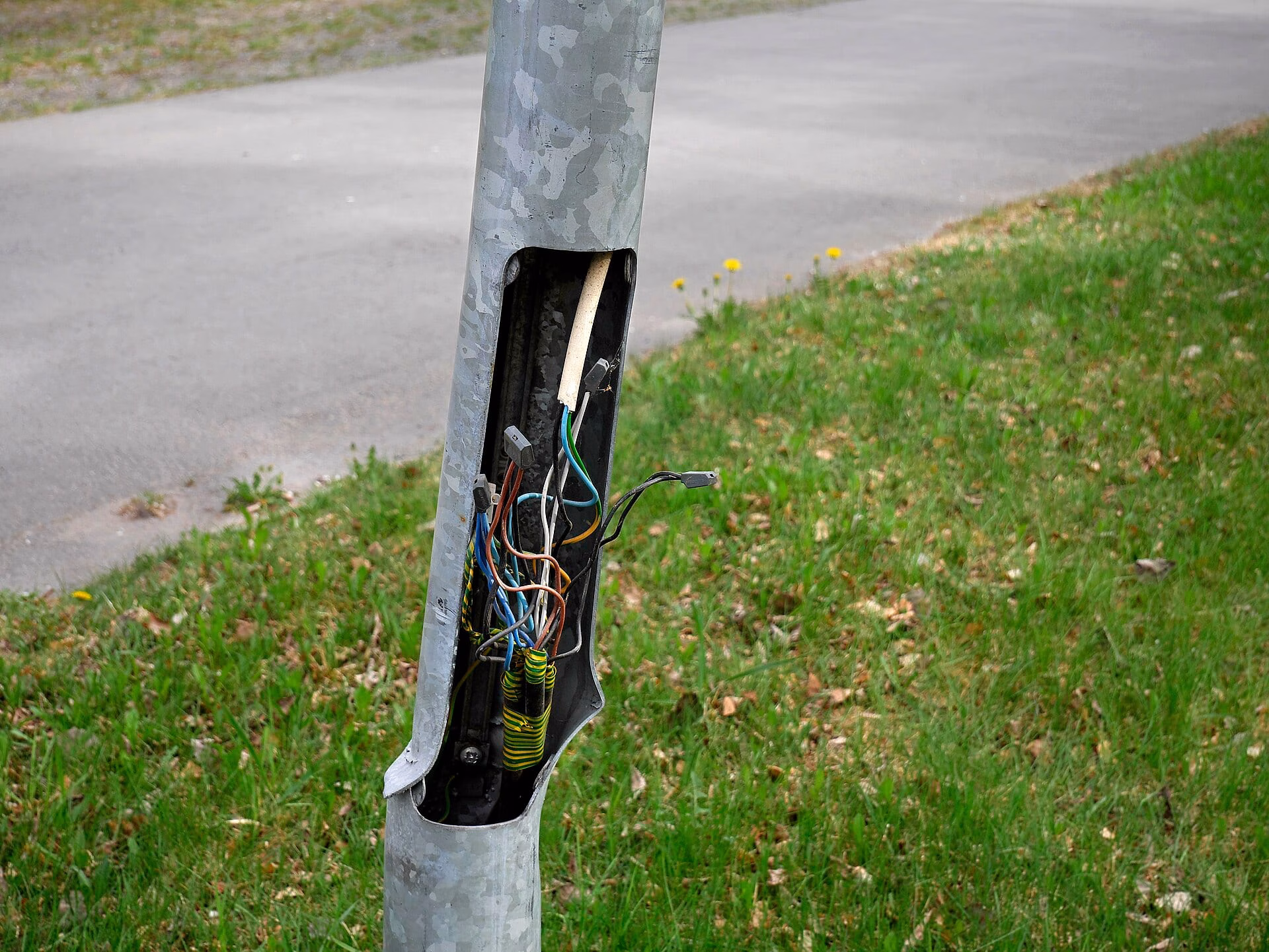 Damaged dangerous street light pole 20180524